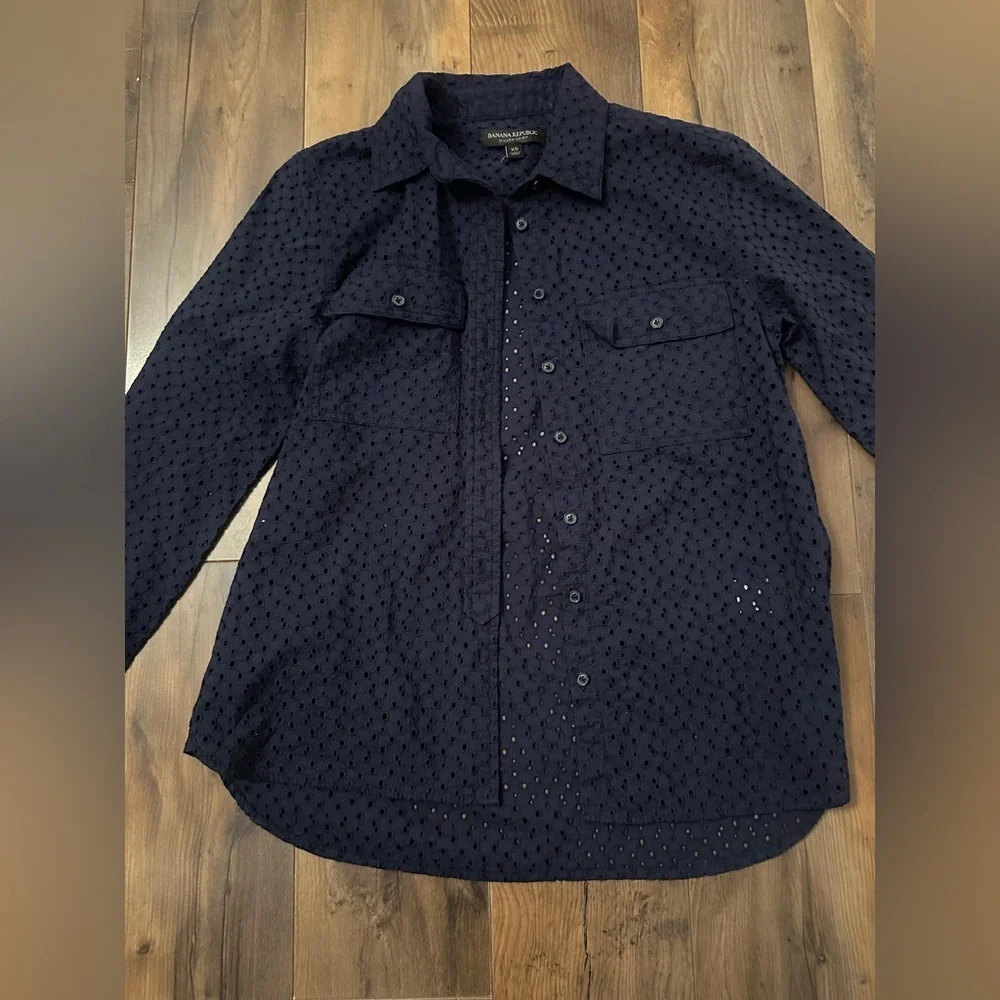 Banana Republic Eyelet Lace Dillon Shirt Navy XS | 100% Cotton Button Front - Picture 5 of 9